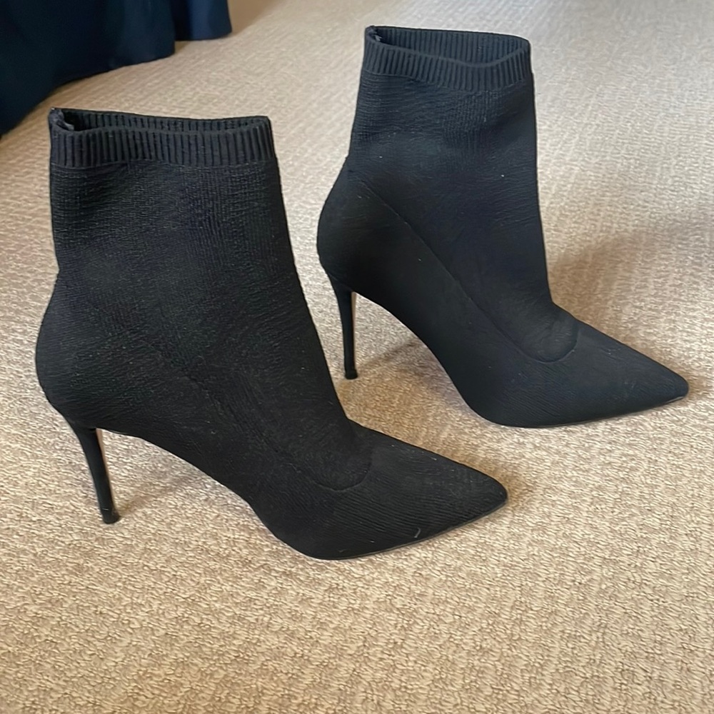 Women’s high heeled sock bootie in black